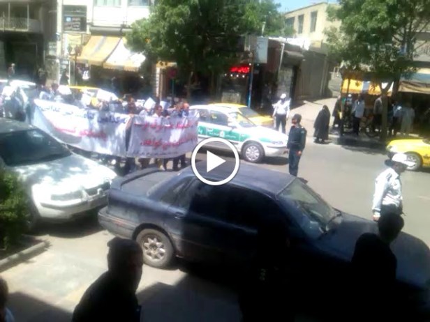 راهپیمایی اعتراضی کارگران ذوب آهن اردبیل با شعار«عزا عزاست امروز»نسبت به حقوق معوقه خود.jpg