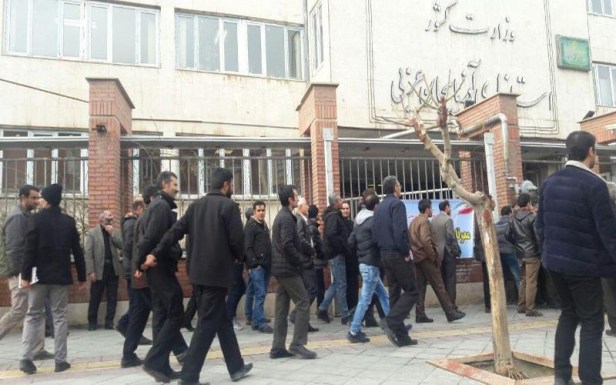 02ارومیه.-تجمع-کارگران-فولاد-961207