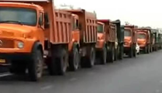 اعتصاب-و-تجمع-رانندگان-کمپرسی-در-مقابل-فرمانداری-ساوه-در-اعتراض-به-نداشتن-گازوئیل-و-لاستیک.jpg